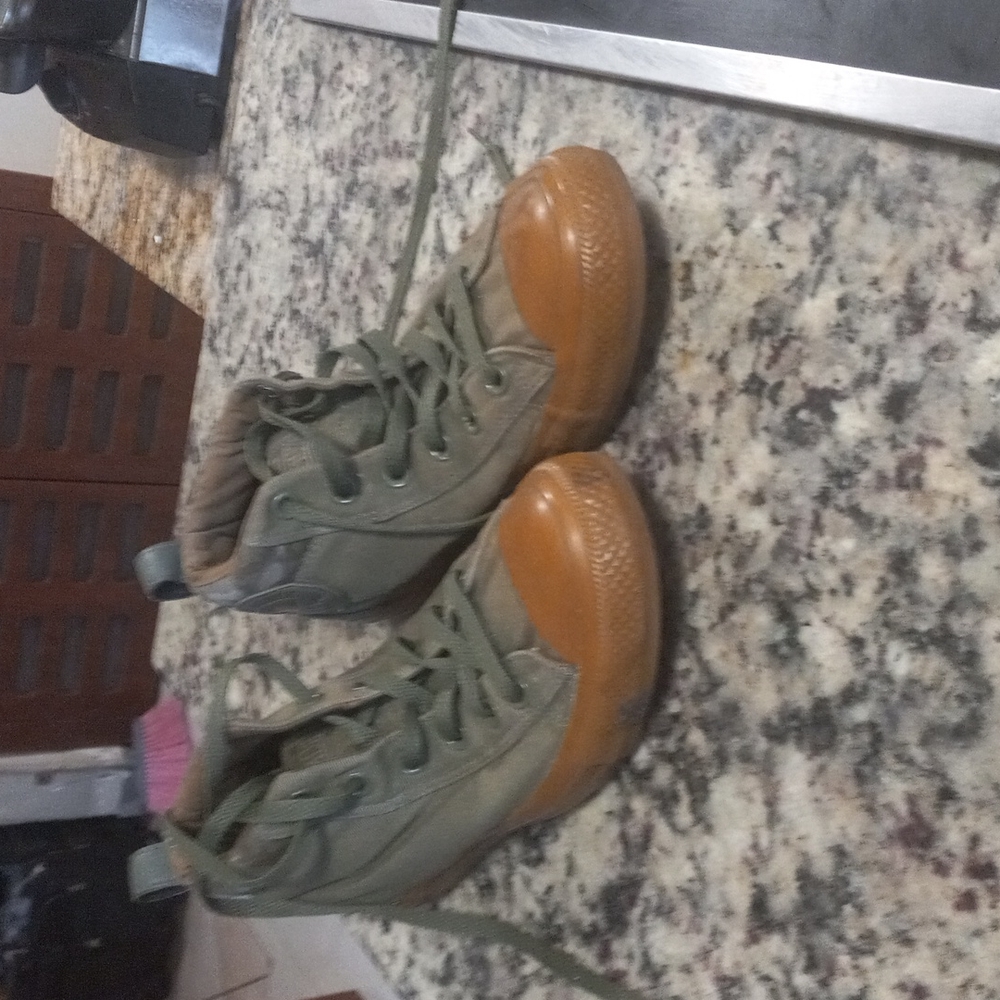 Shoes converse. Men's size 7 ,woman's 10